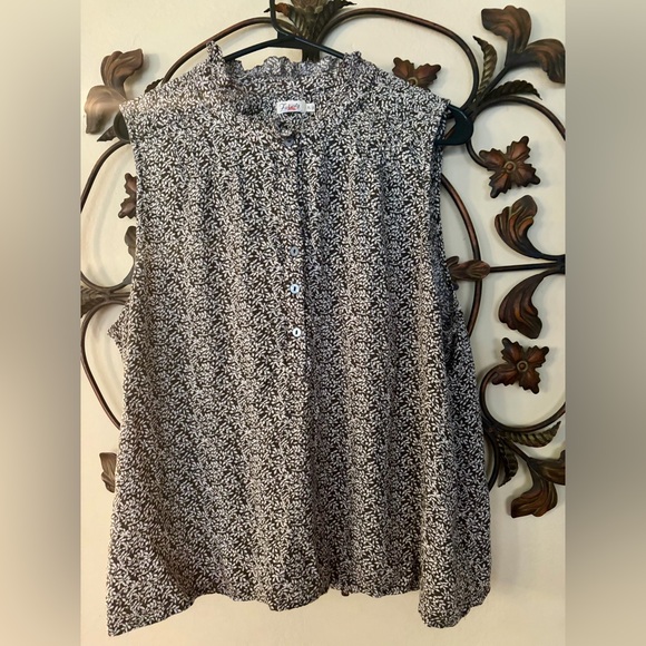 Faherty Faith ruffle sleeveless button front leaf print blouse. XL - Picture 2 of 10